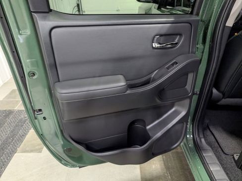Used 2022 Nissan Frontier SV w/ SV Premium Package image 9