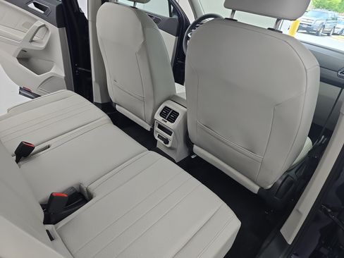 Used 2023 Volkswagen Tiguan SE w/ Panoramic Sunroof Package FWD image 11