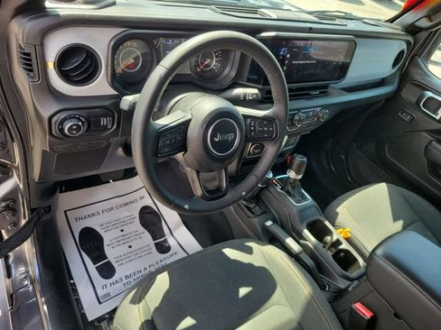 Used 2025 Jeep Gladiator Sport AWD/4WD image 16