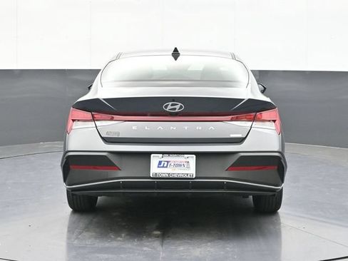 Used 2025 Hyundai Elantra Hybrid FWD image 11