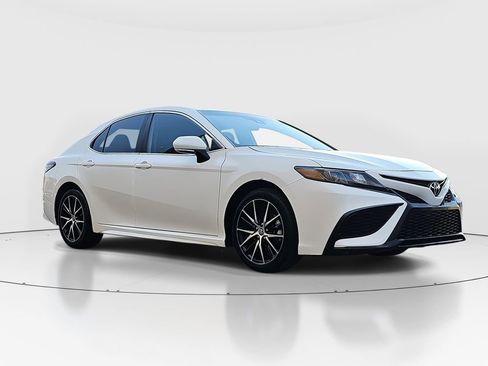 Used 2022 Toyota Camry SE image 3