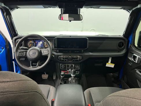 Used 2024 Jeep Wrangler Rubicon image 13