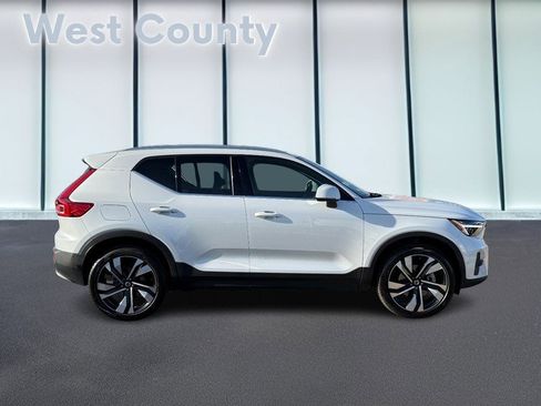 Used 2023 Volvo XC40 B5 Ultimate w/ Protection Package Premier image 2