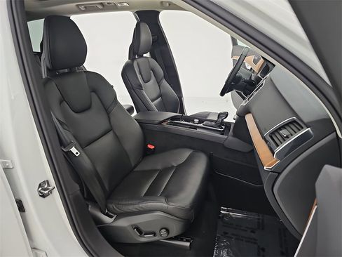 Used 2021 Volvo XC90 T5 Momentum image 12