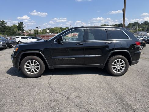 Used 2022 Jeep Grand Cherokee Laredo X AWD/4WD image 3