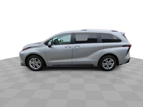 Used 2024 Toyota Sienna Platinum image 5