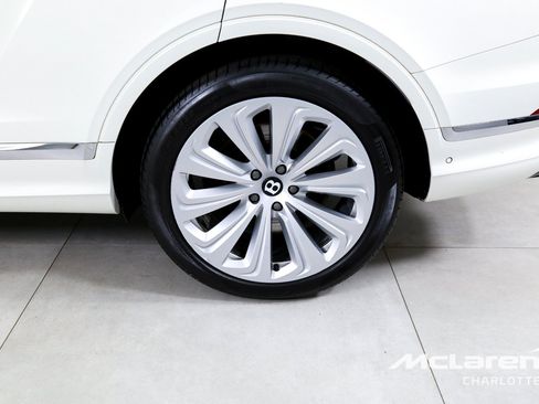 Used 2021 Bentley Bentayga Plug-In Hybrid AWD/4WD image 37