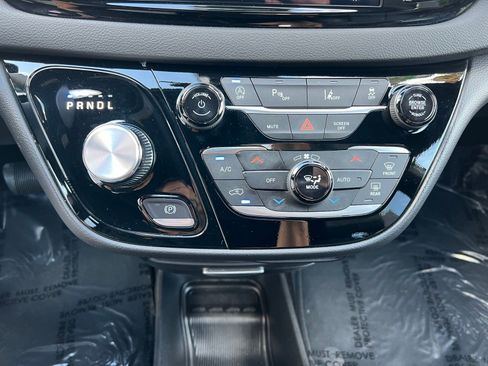 Used 2025 Chrysler Pacifica Select image 39