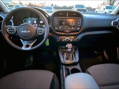 Used 2023 Kia Soul LX w/ LX Technology Package image 14