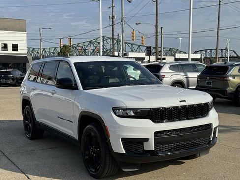 Used 2023 Jeep Grand Cherokee L Laredo image 7