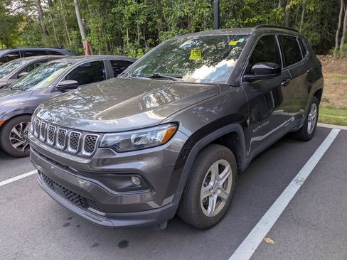 Used 2023 Jeep Compass Latitude w/ Convenience Group AWD/4WD image 2