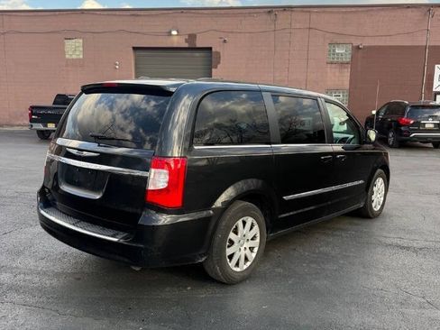 Used 2014 Chrysler Town & Country Touring FWD image 7