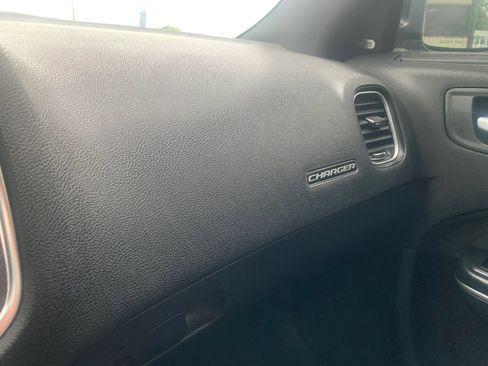 Used 2017 Dodge Charger SXT RWD image 28