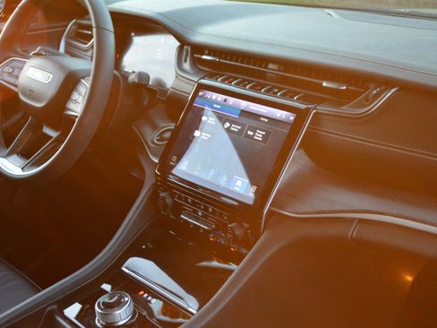 Used 2023 Jeep Grand Cherokee Limited w/ Luxury Tech Group II image 36