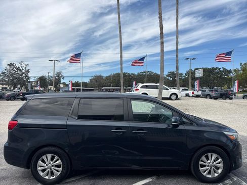 Used 2017 Kia Sedona LX image 6