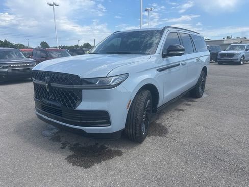 New 2026 Lincoln Navigator L Reserve w/ Jet Appearance Package AWD/4WD image 2
