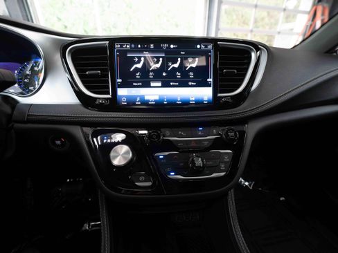 Used 2025 Chrysler Pacifica Limited FWD image 17