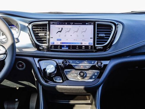 New 2026 Chrysler Pacifica Limited image 16