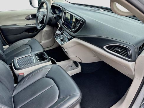 Used 2024 Chrysler Pacifica Limited FWD image 30