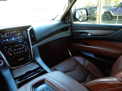 Used 2016 Cadillac Escalade Luxury image 23