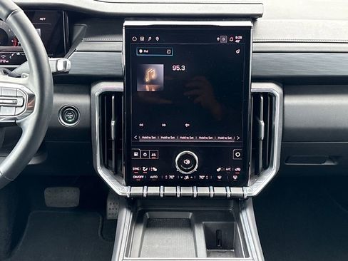 Used 2025 GMC Acadia Elevation image 23