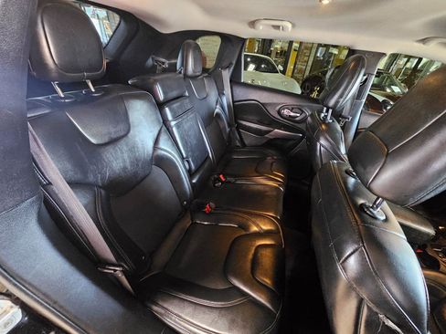 Used 2019 Jeep Cherokee Latitude Plus w/ Comfort/Convenience Group image 14