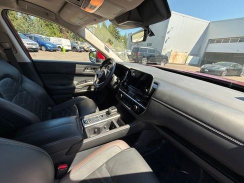 Used 2024 Nissan Pathfinder Platinum w/ Lighting Package (N93) AWD/4WD image 19