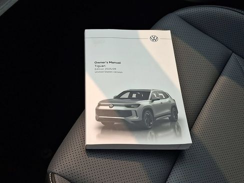 Used 2026 Volkswagen Tiguan SE AWD/4WD image 25