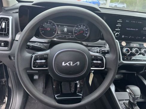 Used 2023 Kia Sorento LX image 10