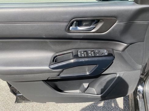 Used 2022 Nissan Pathfinder S image 11