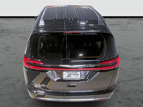 Used 2024 Chrysler Pacifica Touring-L FWD image 3