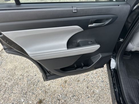 Used 2022 Toyota Highlander XLE FWD image 24