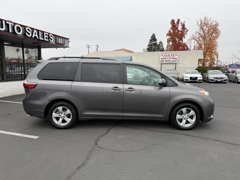 Used 2016 Toyota Sienna LE image 2