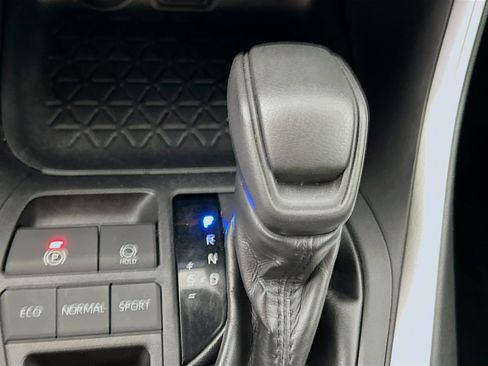 Used 2019 Toyota RAV4 LE w/ Carpet Mat Package image 24