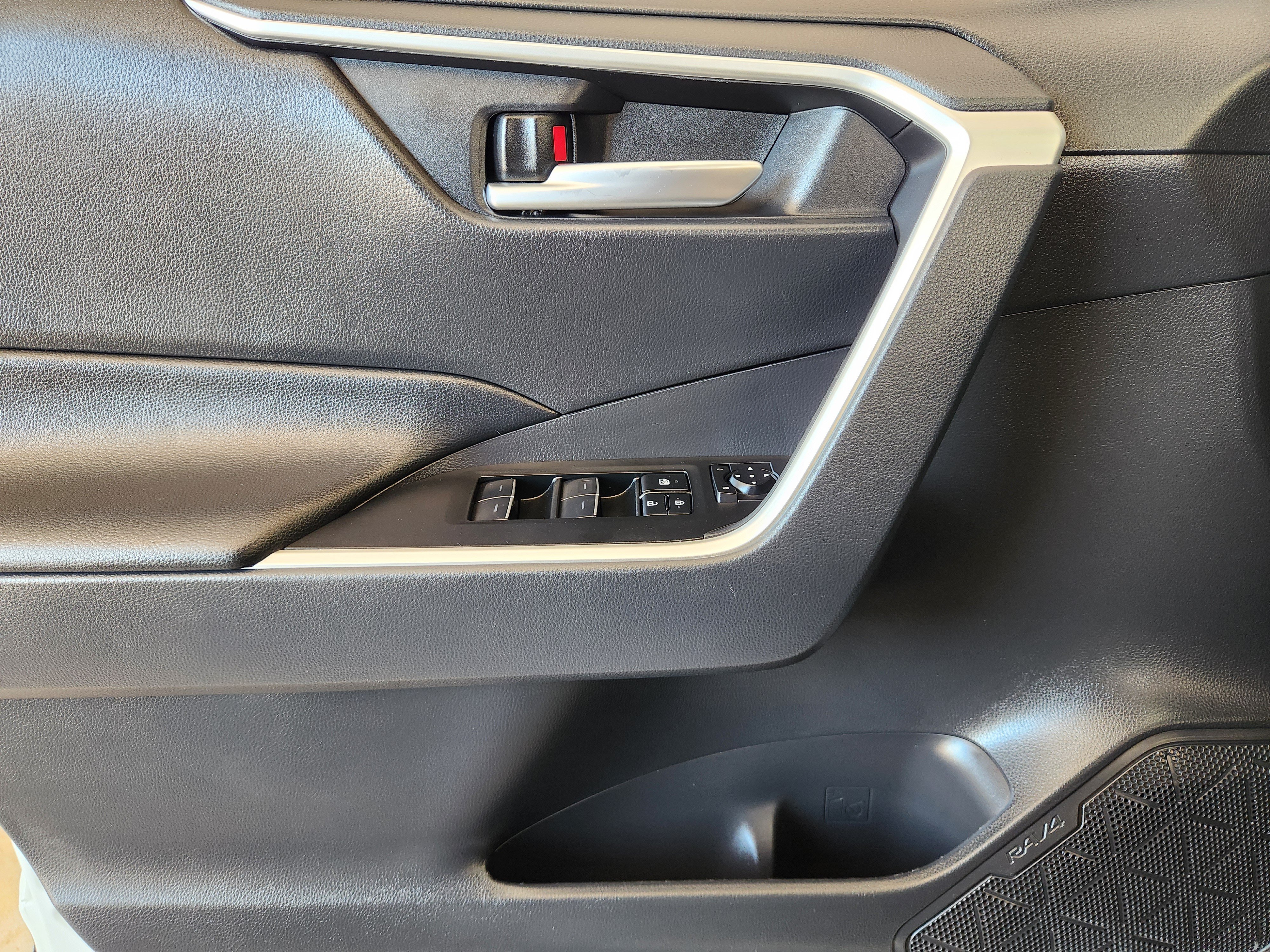 Used 2025 Toyota RAV4 XLE FWD image 24