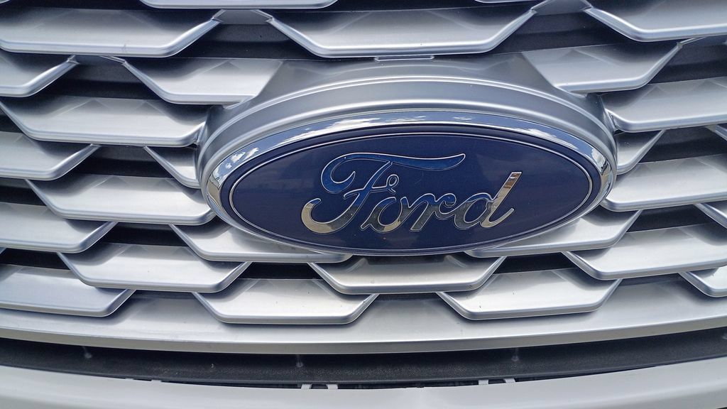 Used 2018 Ford Explorer Platinum AWD/4WD image 12