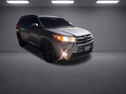 Used 2017 Toyota Highlander XLE w/ Carpet Mat Package FWD image 11