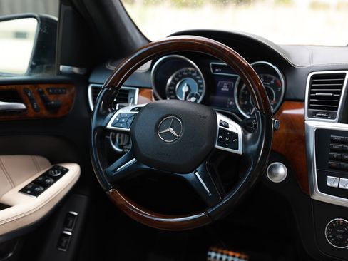 Used 2015 Mercedes-Benz GL 63 AMG 4MATIC image 43