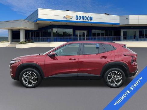 Used 2025 Chevrolet Trax LT w/ LT Convenience Package image 3