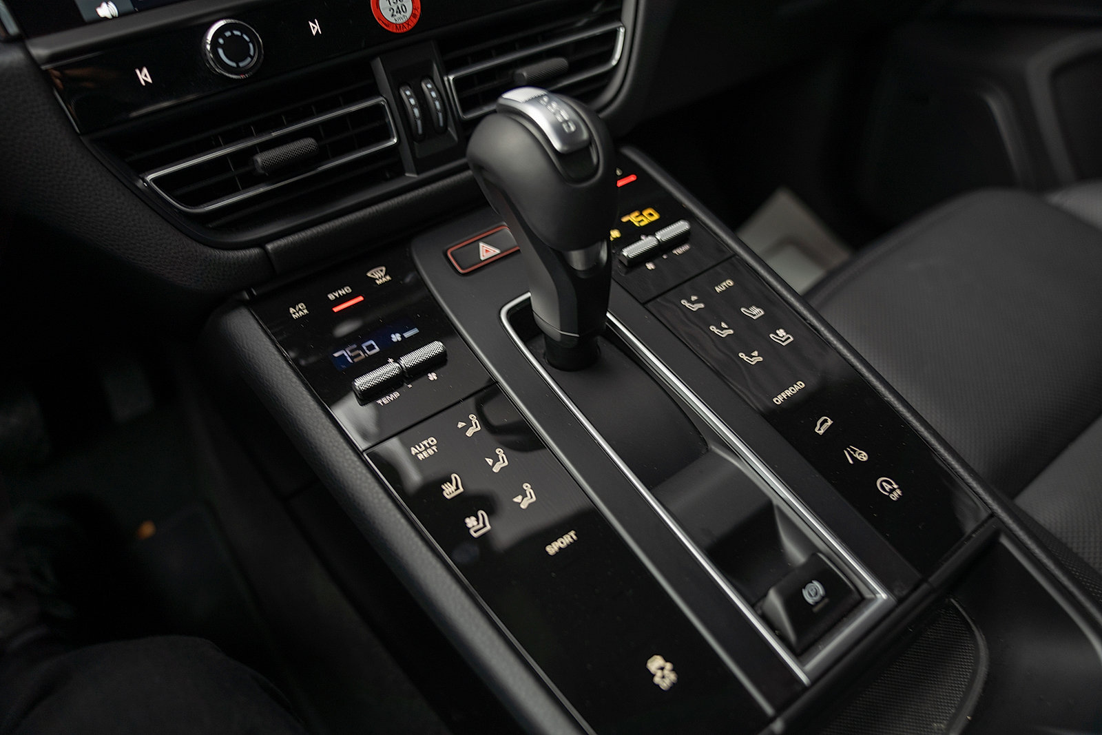 Used 2026 Porsche Macan AWD/4WD image 14