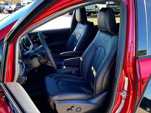 New 2026 Chrysler Pacifica Select image 12