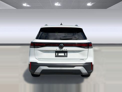 Used 2025 Volkswagen Tiguan SE AWD/4WD image 10