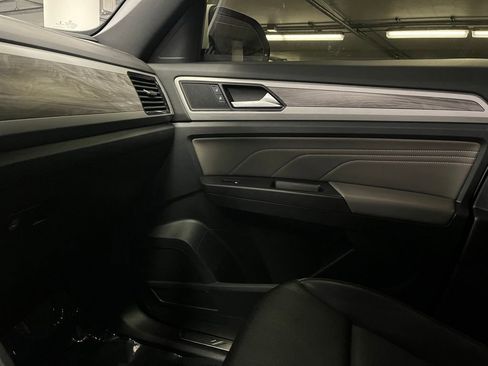 Used 2022 Volkswagen Atlas Cross Sport SE image 32