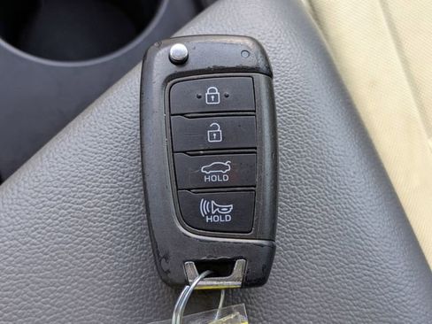 Used 2022 Hyundai Elantra SE FWD image 25