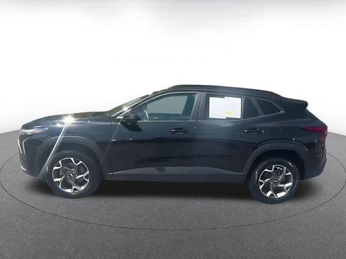 Used 2025 Chevrolet Trax LT FWD image 8