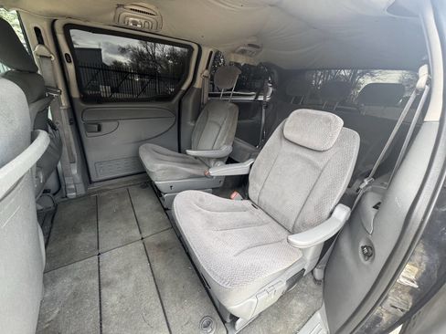 Used 2006 Chrysler Town & Country Touring FWD image 10