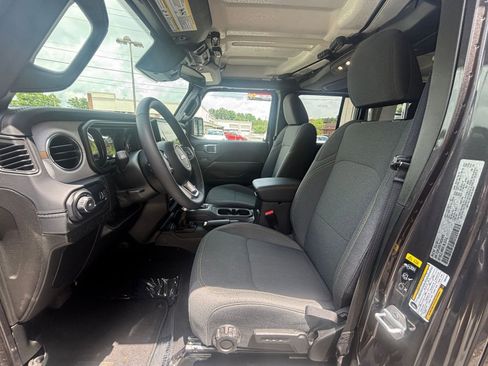 Used 2025 Jeep Wrangler Unlimited Sahara AWD/4WD image 27
