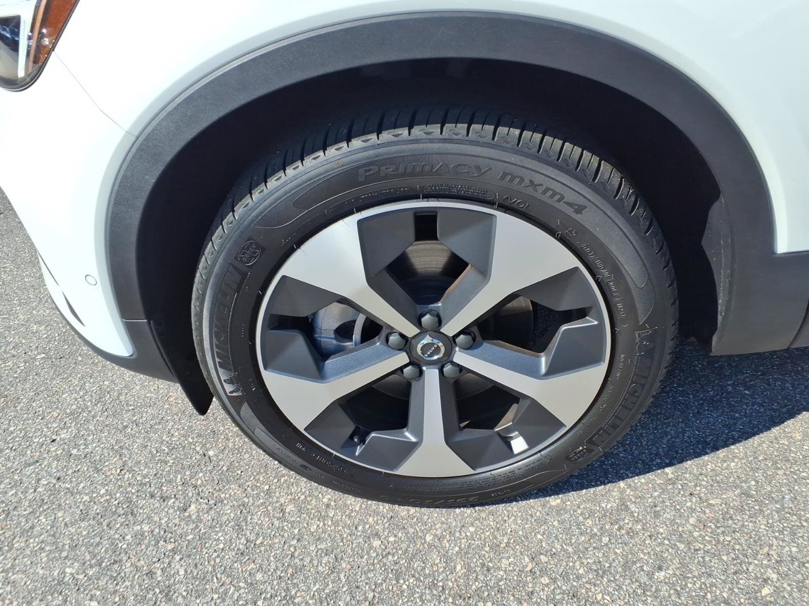 Used 2024 Volvo XC40 B5 Plus AWD/4WD image 11