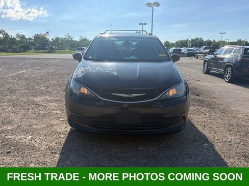 Used 2017 Chrysler Pacifica Touring FWD image 2