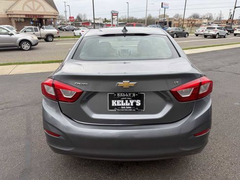 Used 2018 Chevrolet Cruze LT w/ Convenience Package image 4